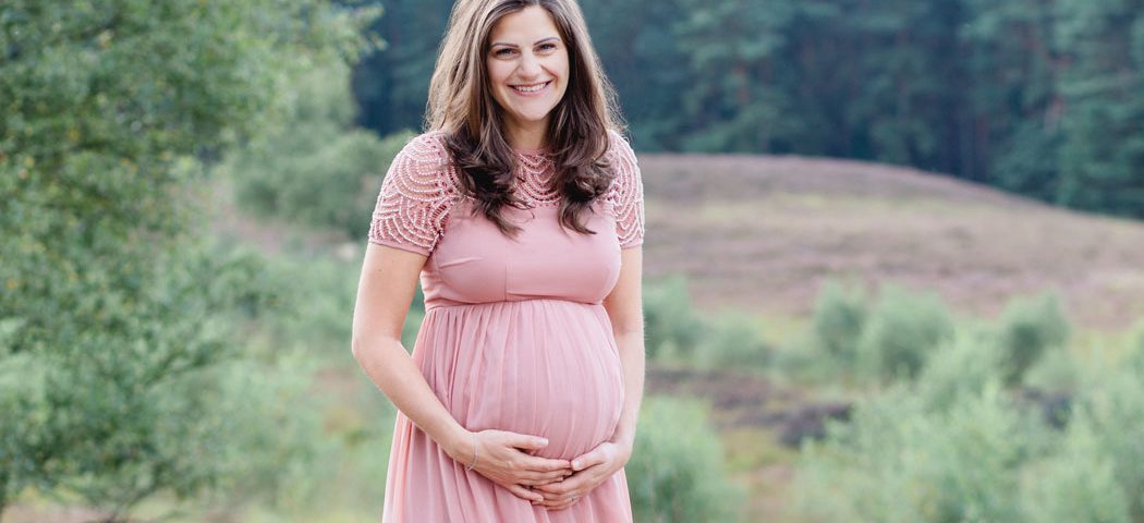 Anke 1050x480 - Babybauchshooting in der Heide - Anke