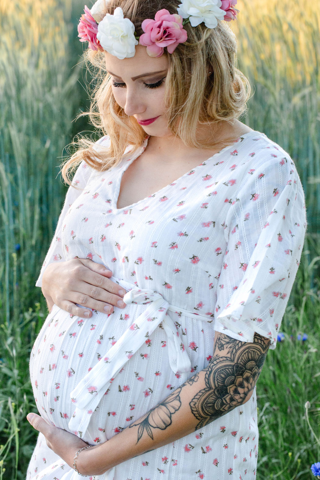 mareike wiesner photography babybauch feld 002 - Babybauchshooting im Feld