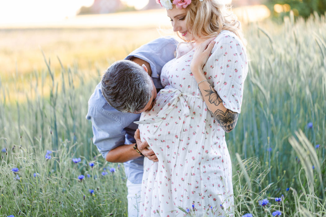 mareike wiesner photography babybauch feld 004 - Babybauchshooting im Feld