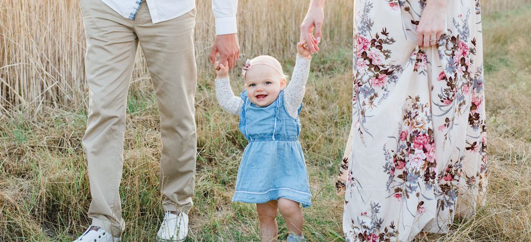 mareike wiesner photography familienreportage weizenfeld wolfsburg 016 1050x480 - Familienshooting am Weizenfeld